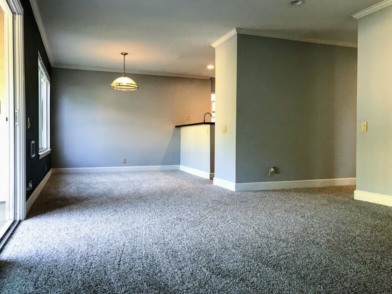 Dining area next to the kitchen - 3076 Via Alicante Unit L