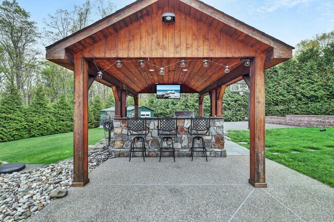 Building Photo - 809 Highland Lake Rd