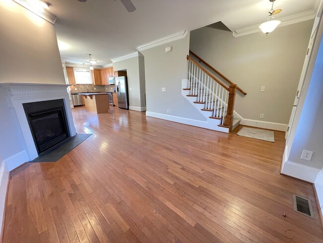 Building Photo - Charming 3br - 3ba in Davis Park, perfect ...