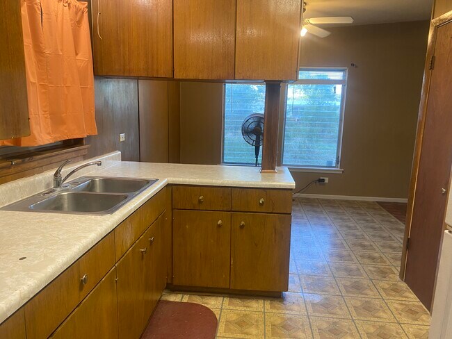 Building Photo - 327 Sharon Dr