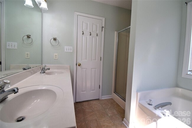 Building Photo - 614 Meadowbrook Dr