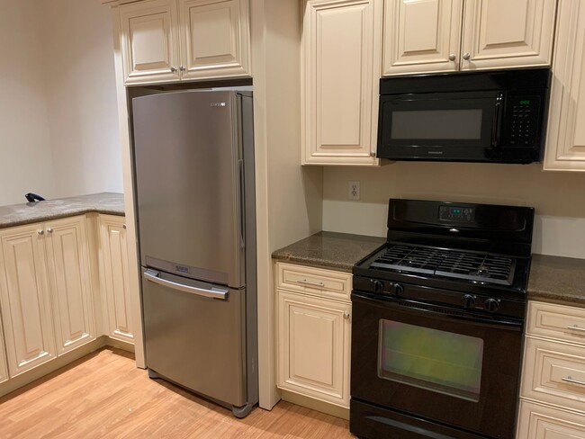 Building Photo - Beautiful 2 Bedroom