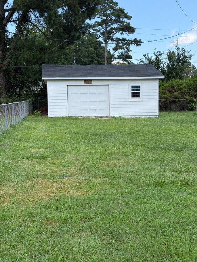 Building Photo - CUTE 3 BR, 1 BA BRICK HOME IN CONVENIENT MT OLIVE LOCATION