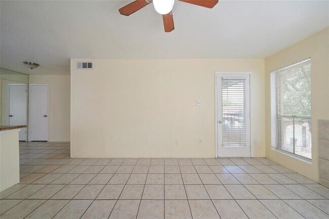 Building Photo - 3900 Woodchase Dr