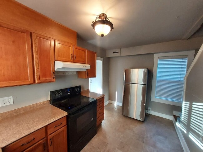 Building Photo - 2 bed 1 bath House Available Now!