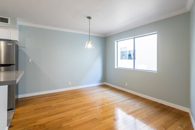 Building Photo - Remodeled 2 BEDROOM/2 BATH in the Heart of...