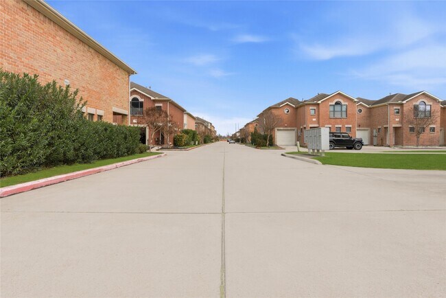 Building Photo - 5941 S Loop E