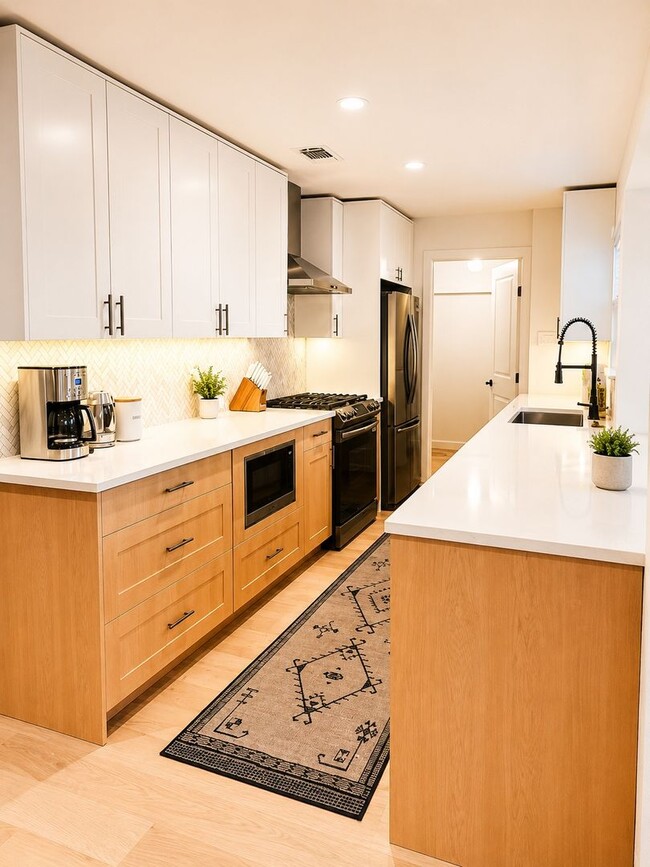 Building Photo - *** Near Domain * Stunning 5 Bedroom 4 Bath House with Garage * Fully Furnished * Designer Decora...