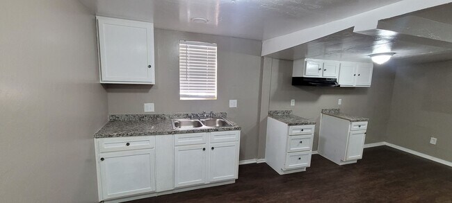 Building Photo - Cute 5 bedroom House