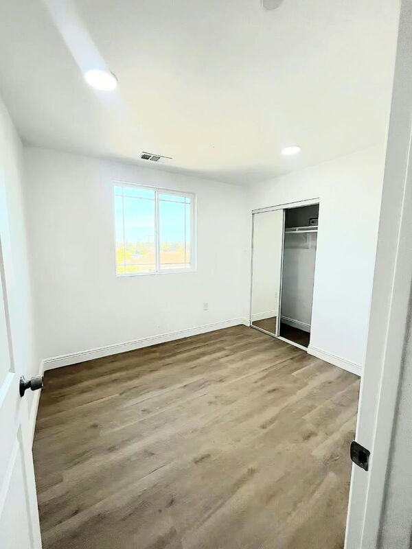 Building Photo - 1731 E 68th St