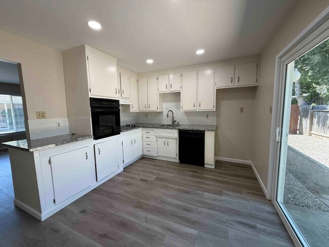Building Photo - Great 2 Bedroom Duplex