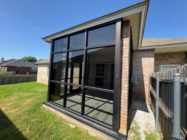 Building Photo - 3 bed in Moore schools new paint, ready fo...