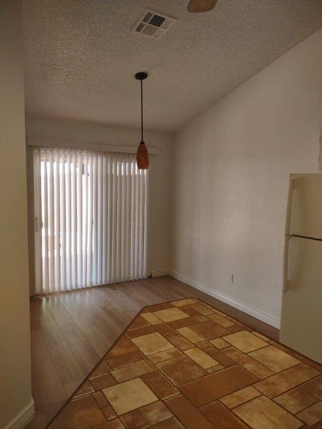 Building Photo - Suncrest Villas East