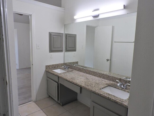 Building Photo - 2107 Creekshire Dr