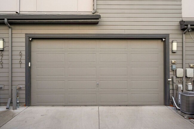 Building Photo - Modern 3-Bedroom Townhome in Midtown Denver – Carefree Living Awaits!