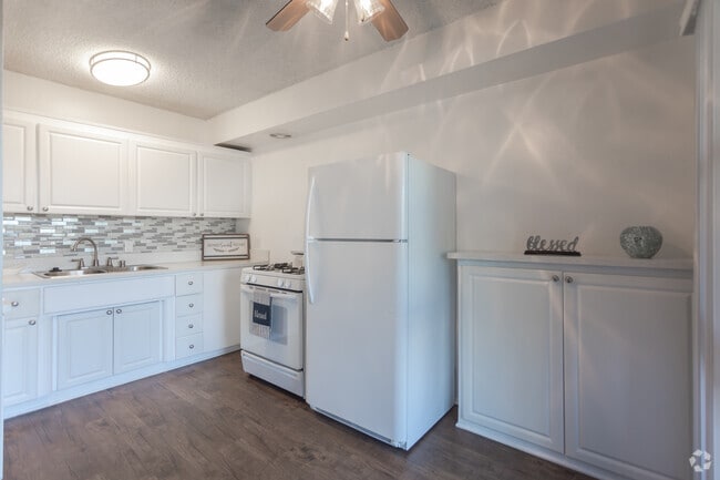 1BR,1BA- 750SF- Kitchen - Terraces at South Pasadena Apartments