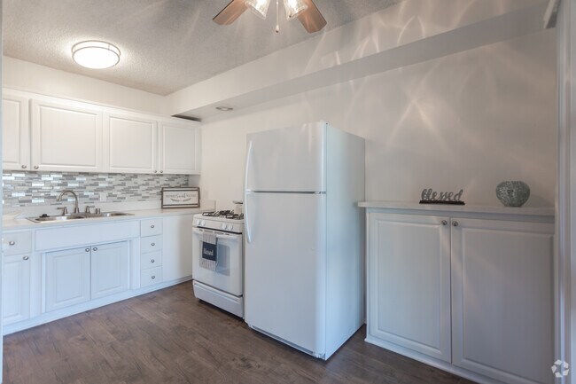 1BR,1BA- 750SF- Kitchen - Terraces at South Pasadena