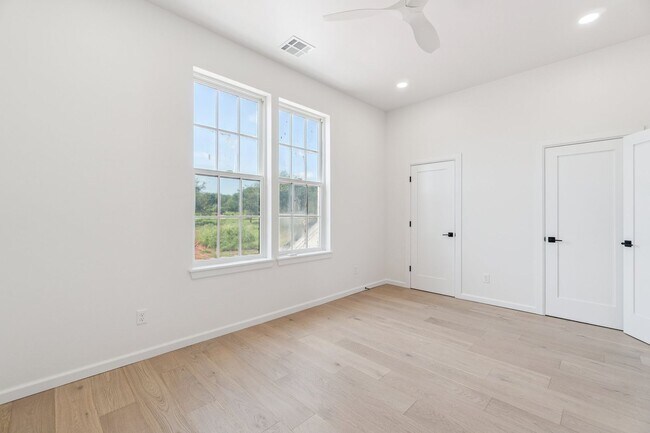 Building Photo - Minimalist Magic: 2-Bed Apartment Over Sel...