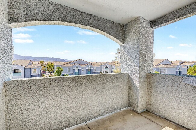 Building Photo - One bedroom condo with detached garage!