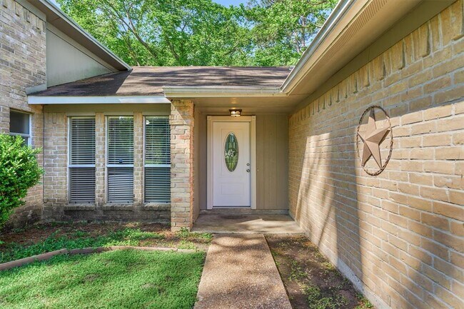Building Photo - 3122 Village Park Dr