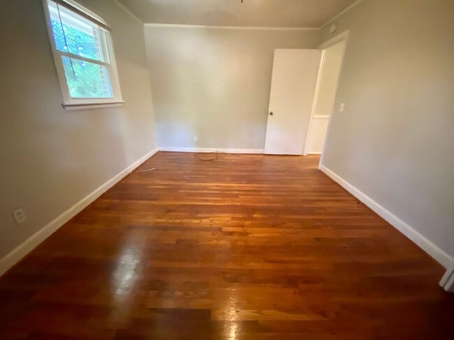 Building Photo - 3 Bedroom Brick Ranch House in a Great Location!