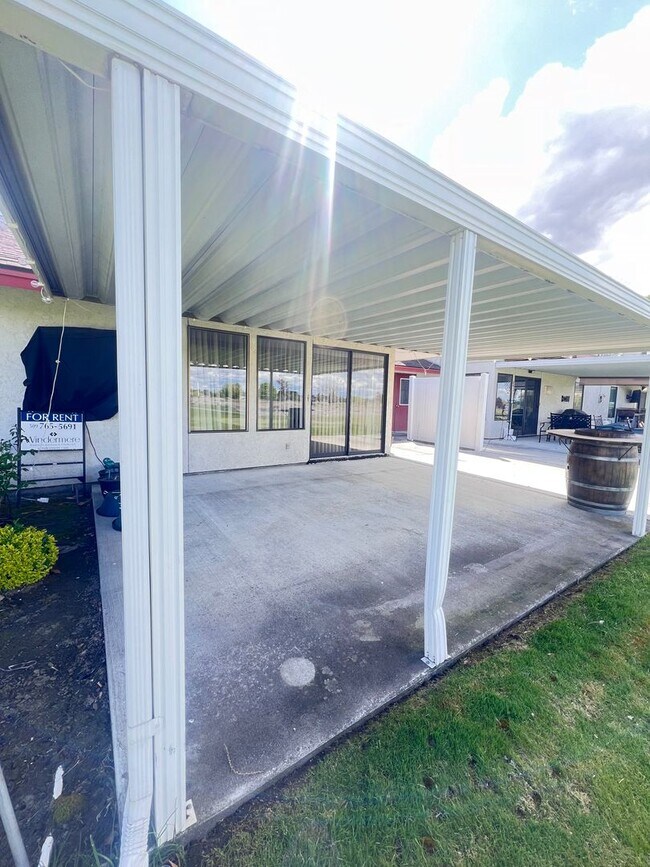 Building Photo - 1 Bedroom Condo on the Golf Course!