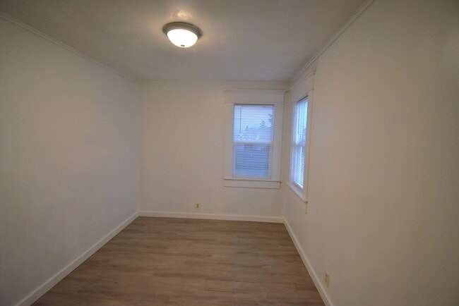 Building Photo - Move in special!  $1,500 off 1st months rent!