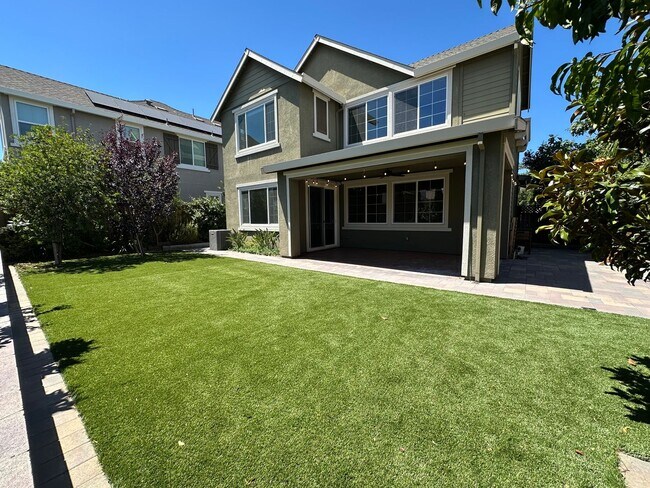 Building Photo - Stunning 4 Bedroom, 3 Bath Mountain House Home