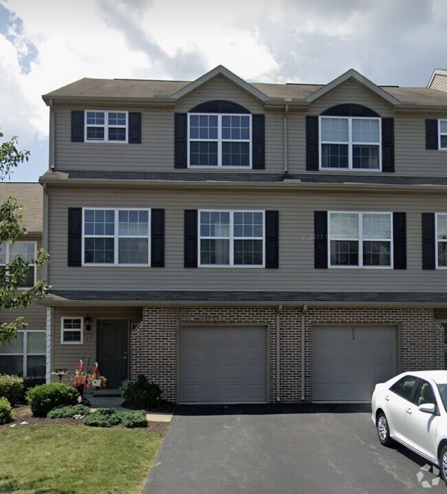 Building Photo - 3-4 Bedroom 4 Bathroom in Hummelstown!