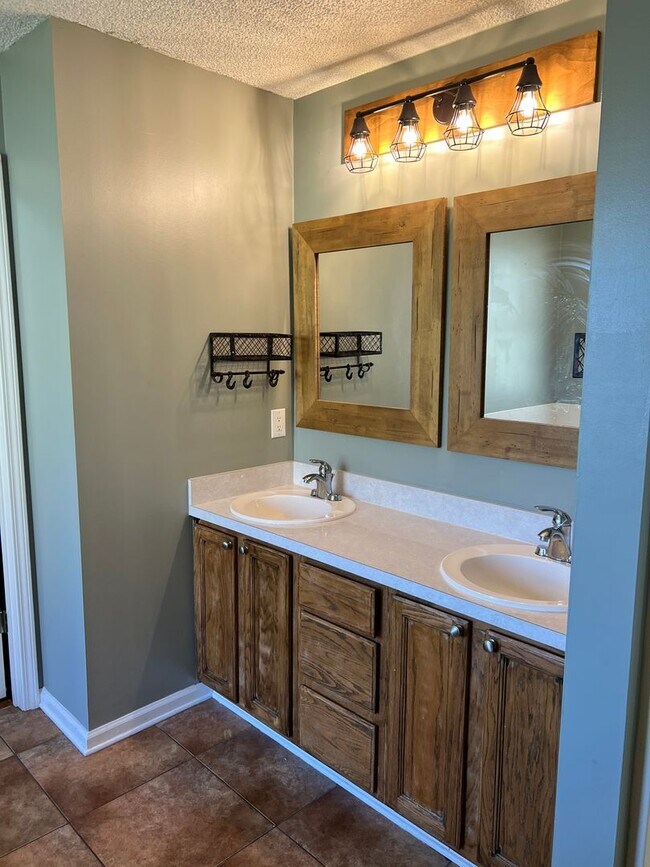 Building Photo - Four bedroom with a fenced in yard!