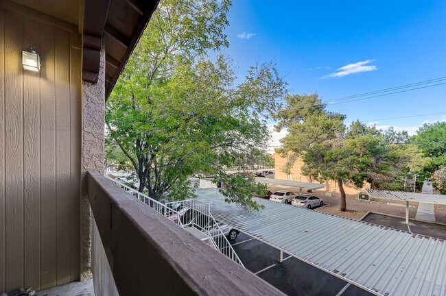 Building Photo - Charming 2 Bed 2 Bath!
