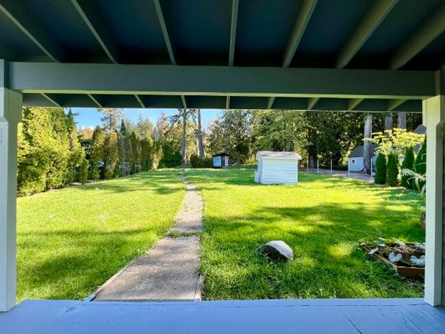 Building Photo - Beachfront Cabin - Water Included