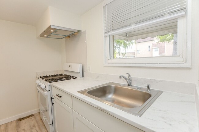 Building Photo - Bright, Clean, and Move-In Ready Townhome