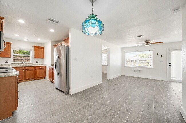 Building Photo - Remodeled 3/2 in Central Merritt Island!