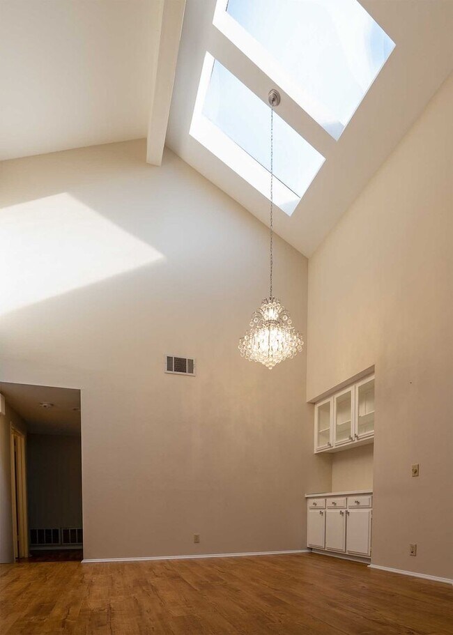 Building Photo - Charming Home for Now Leasing in Thousand Oaks!
