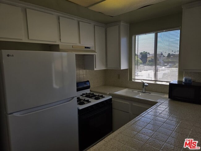 Building Photo - 1233 Tamarind Ave