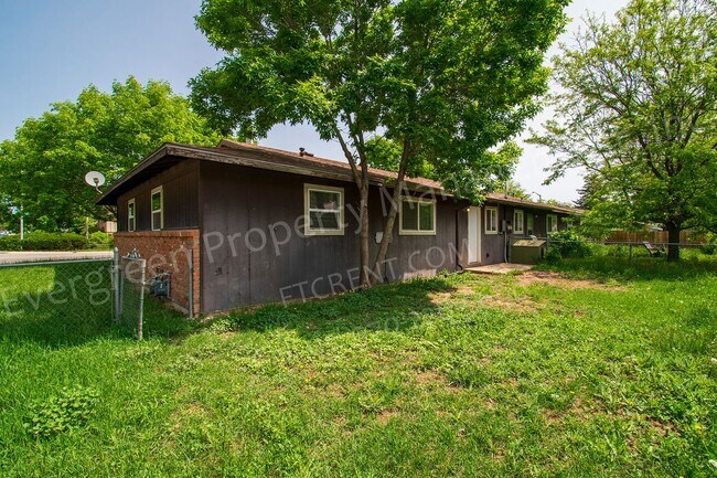 Building Photo - 2439 Clearview Ave