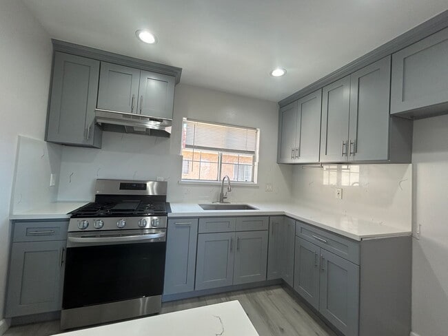 Building Photo - Newly Renovated 3 Bed / 2.5 Bath Apartment...