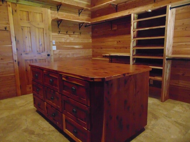 Building Photo - Majestic 3 Bed Mid MO Ranch!