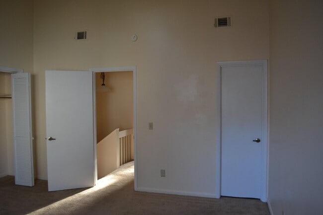 Building Photo - Home For Rent