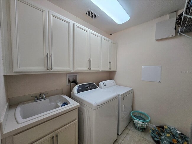 Building Photo - 2246 Waukegan Dr