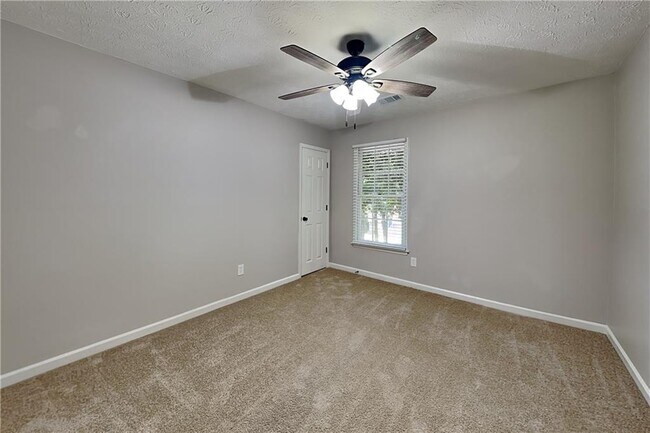Building Photo - 9880 Lake Forest Way