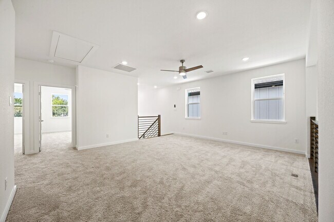 Building Photo - 220 E Park Dr