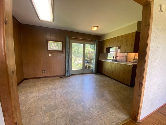 Building Photo - 3 Bedroom, 2 Bathroom Home on Bloomington's Westside