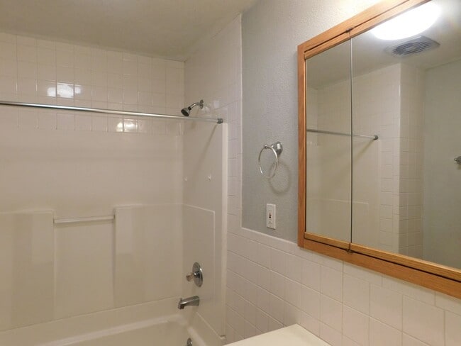Building Photo - Spacious & remodeled 2 bedroom/1 bath dupl...