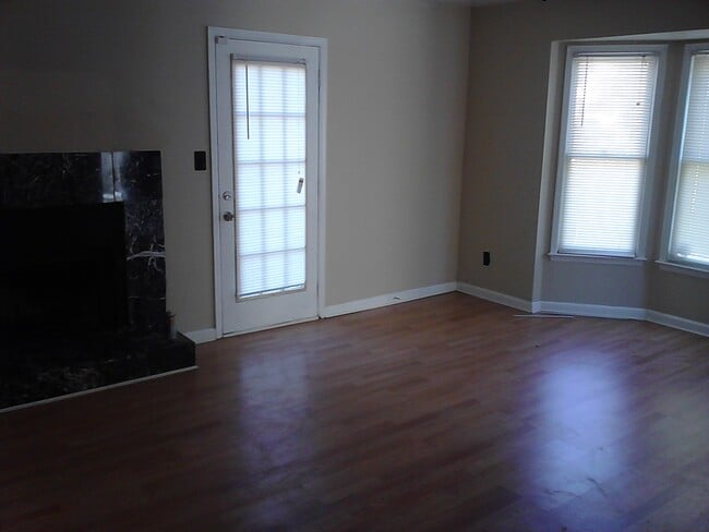 Building Photo - 8000 Woodlake Dr
