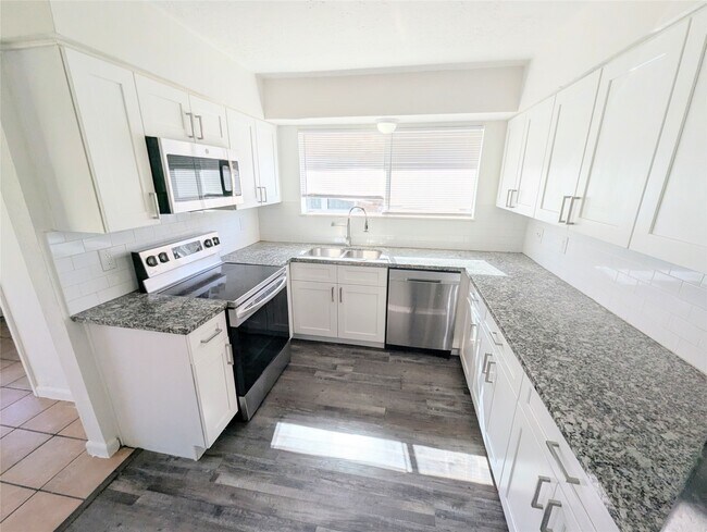 Building Photo - 17602 Crestline Rd