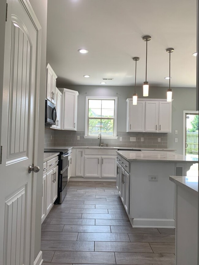 Building Photo - Luxurious Garner Home, Fenced Yard, Commun...