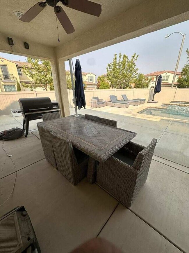 Building Photo - Stylish 4BR/3BA Home in Rosetta Canyon wit...