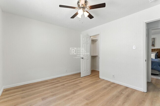 Building Photo - 202 N Kealy Ave